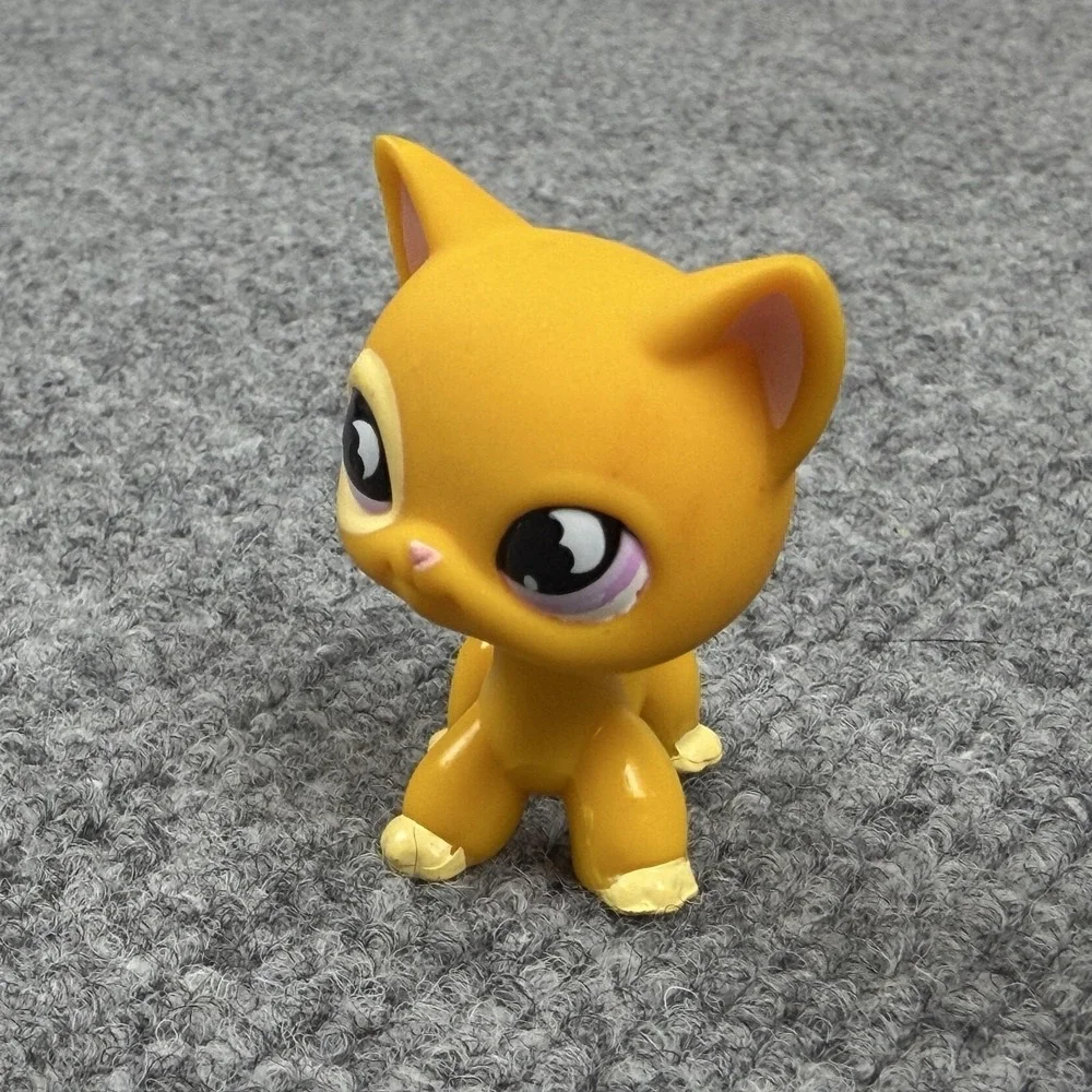 Hasbro Littlest Pet Shop Shorthair Yellow Cat Figure #855 2008 Purple Eyes LPS